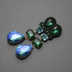 zielone kolczyki lub klipsy sutasz