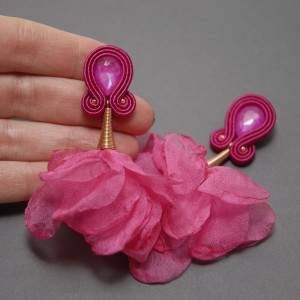 fuksjowe kolczyki lub klipsy sutasz z kwiatkami