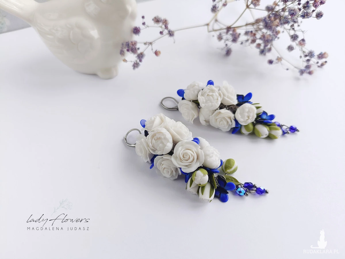 Kolczyki z białymi kwiatami i motylkami