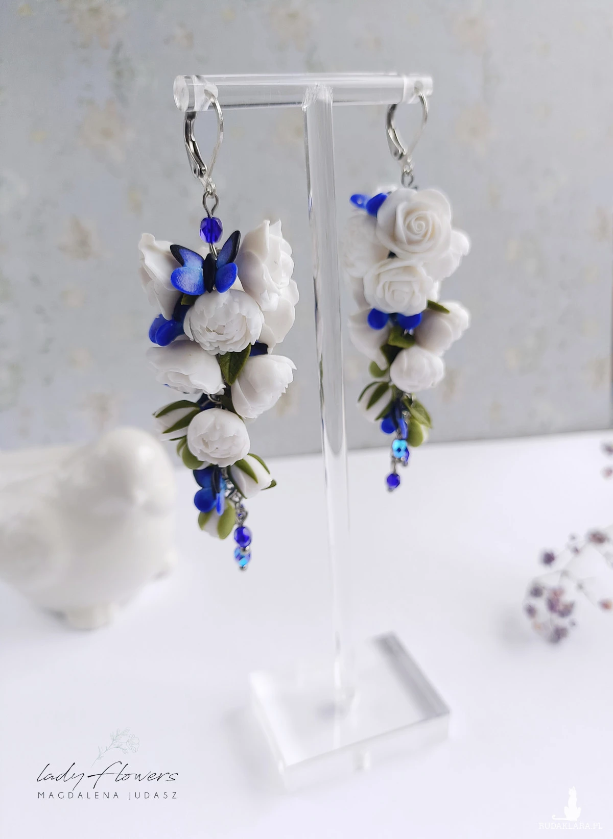 Kolczyki z białymi kwiatami i motylkami