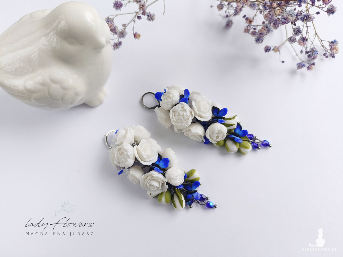 Kolczyki z białymi kwiatami i motylkami