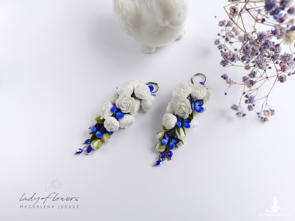 Kolczyki z białymi kwiatami i motylkami