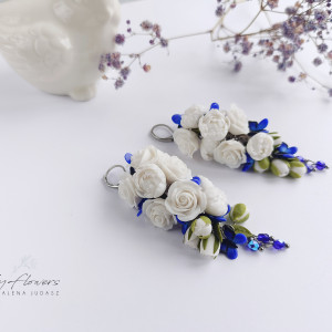 Kolczyki z białymi kwiatami i motylkami