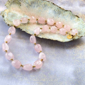 Naszyjnik z kwarcu wykończony złotymi elementami c1106