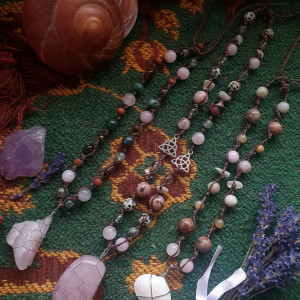 Naszyjnik z kwarcem różowym i triquetrą