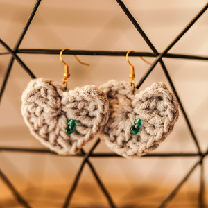 Kolczyki serca na szydełku z modrymi koralikami