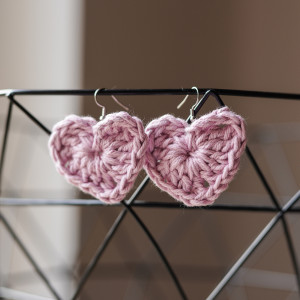 Liliowe kolczyki-serca