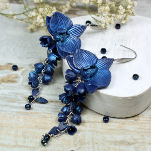 Długie, granatowe kolczyki orchidee