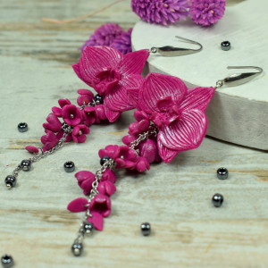 Długie różowe kolczyki orchidee