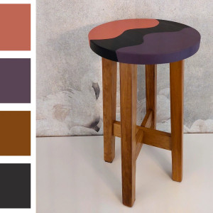 Taboret z litego drewna z wyjątkowymi ręcznie malowanymi akcentami