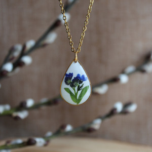Złota zawieszka złoty wisiorek kwiat naszyjnik żywica z żywicy kwiaty niezapominajki łezka łza kropelka niezapominajkami
