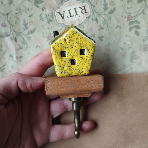 Wieszak z szafranowym domkiem