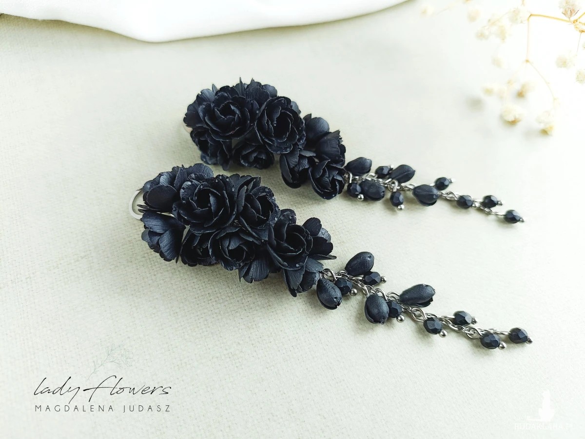 Długie, czarne kolczyki z kwiatami