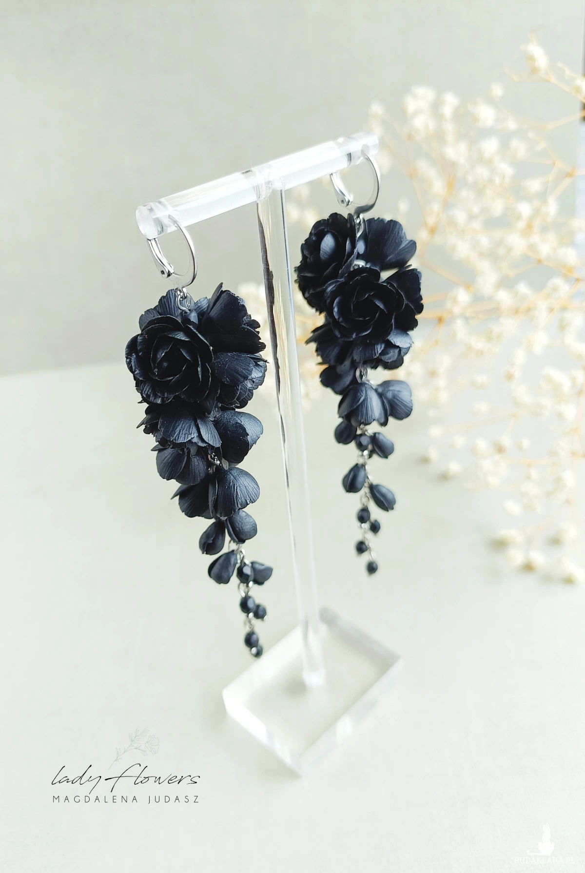 Długie, czarne kolczyki z kwiatami