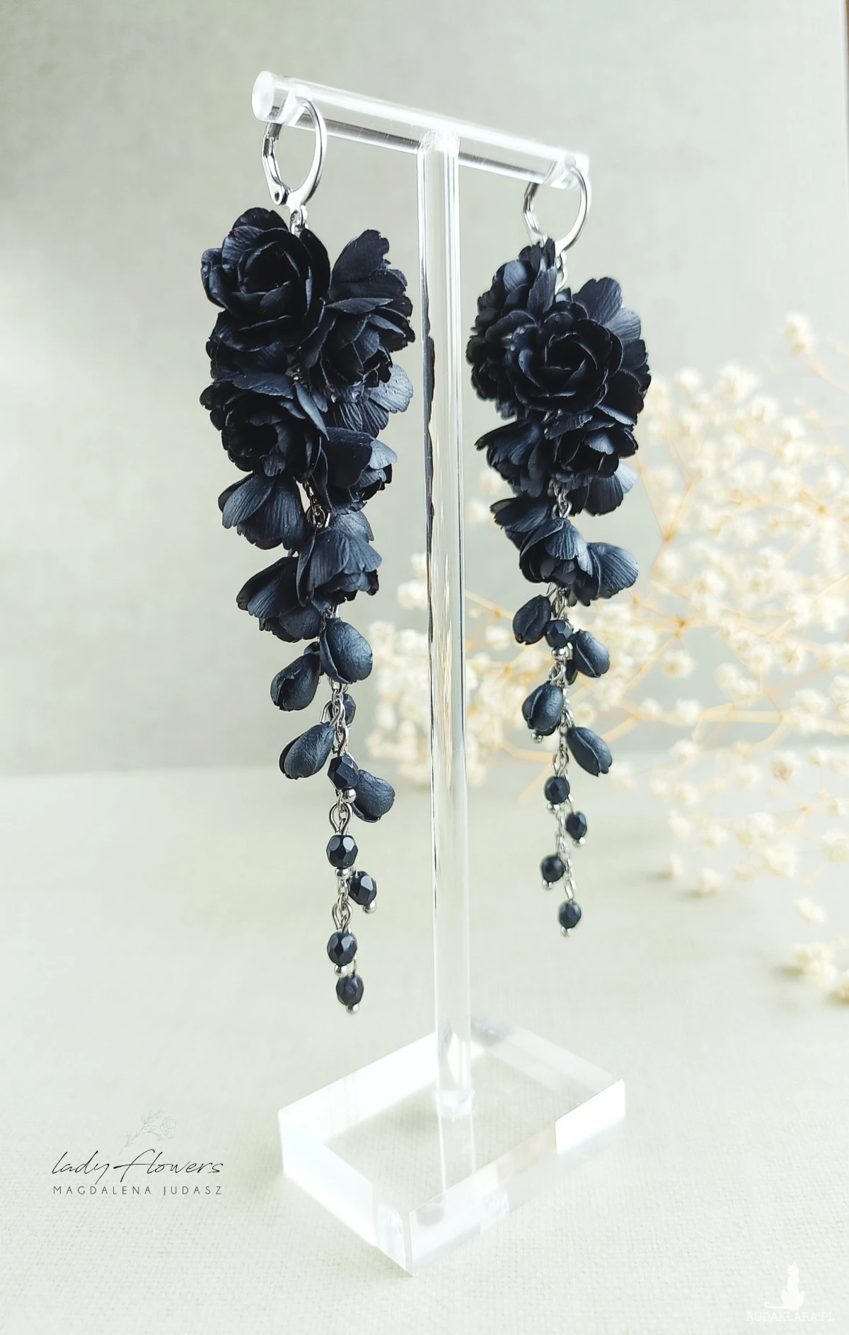 Długie, czarne kolczyki z kwiatami