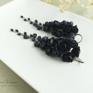 Długie, czarne kolczyki z kwiatami