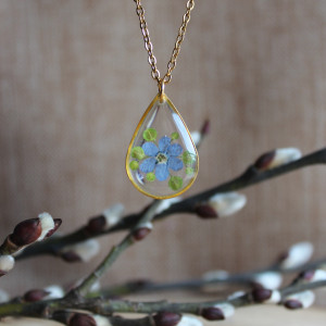 Złota zawieszka złoty wisiorek kwiat naszyjnik żywica z żywicy kwiaty niezapominajki łezka łza kropelka niezapominajkami