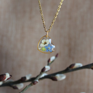 Złota zawieszka złoty wisiorek kwiat naszyjnik żywica z żywicy kwiaty serce serduszko niezapominajka niezapominajką