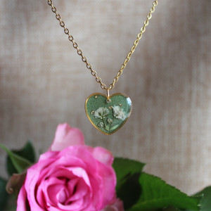 Złota zawieszka złoty wisiorek kwiat naszyjnik żywica z żywicy kwiaty z kwiatami serce serduszko zielone