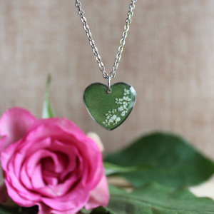 Srebrna zawieszka srebrny wisiorek kwiat naszyjnik żywica z żywicy suszone kwiaty z kwiatami naturalne kobieca dziewczęca zielona brokatowa serce serduszko