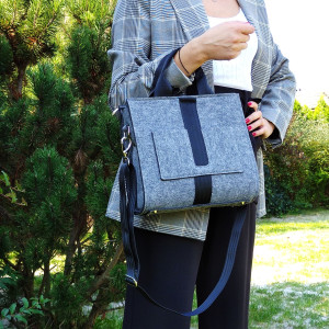 Designerska mała torba z filcu - szara - z czarnym paskiem