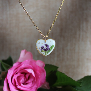 Złota zawieszka złoty wisiorek kwiat naszyjnik żywica z żywicy suszone kwiaty z kwiatami naturalne kobieca dziewczęca zielona serce serduszko bukiet kwiatowy fioletowy smagliczka