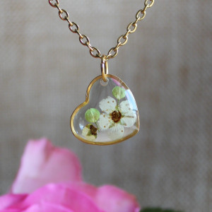 Złota zawieszka złoty wisiorek kwiat naszyjnik żywica z żywicy kwiaty serce serduszko tawuła tawułą