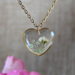 Złota zawieszka złoty wisiorek kwiat naszyjnik żywica z żywicy kwiaty serce serduszko gipsówką