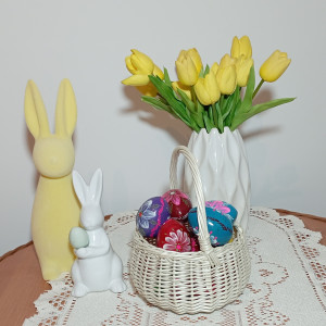 Biały koszyczek wiklinowy dziecięcy wielkanocny