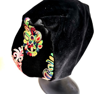 Czapka czarna aksamit z haftem