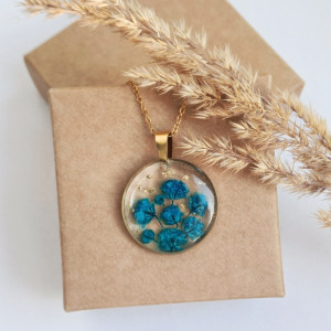 Wisiorek z żywicy z suszonymi kwiatami złoty