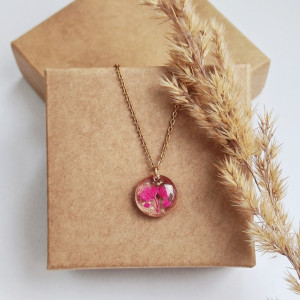 Wisiorek z żywicy z suszonymi kwiatami gipsówki