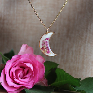 złota zawieszka złoty wisiorek naszyjnik żywica z żywicy kwiaty z kwiatami księżyc kwiaty żywica biżuteria różowa wrzos z wrzosem