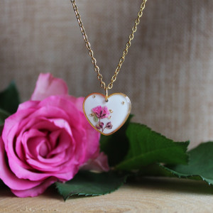 Złota zawieszka złoty wisiorek kwiat naszyjnik żywica z żywicy suszone kwiaty z kwiatami naturalne kobieca dziewczęca zielona serce serduszko bukiet kwiatowy różowe smagliczka