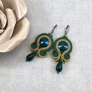 KOLCZYKI SUTASZ W ODCIENIACH ZŁOTA I SZAŁWIOWEJ ZIELENI