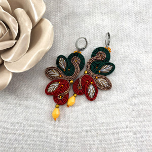 KOLCZYKI SUTASZ W BARWACH JESIENI, Z KORALIKOWYMI LISTKAMI