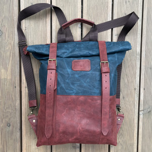 Duży Plecak turkusowo-czerwony rolowany ze skóry i bawełny woskowanej.