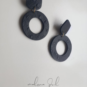 Kolekcja VENUS duże wiszące kolczyki czarne skóra naturalna tłoczona struś