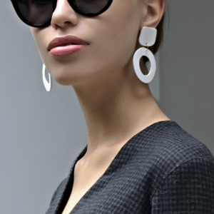 Kolekcja VENUS duże wiszące kolczyki białe skóra naturalna