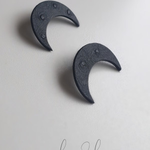 Kolekcja MOON duże kolczyki księżyce czarne skóra naturalna tłoczona, faktura struś