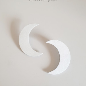 Kolekcja MOON duże kolczyki księżyce białe skóra naturalna