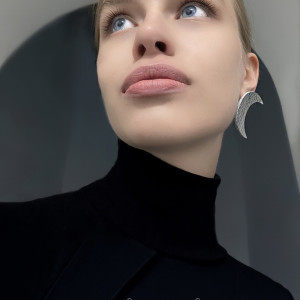 Kolekcja MOON duże kolczyki księżyce srebrne skóra naturalna