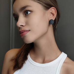 Kolekcja GAJA kolczyki ze skóry naturalnej czarne małe koła faktura tłoczone w skórę strusia