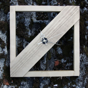 Drewniany zegar ze złotymi wskazówkami, pojedynczy egzemplarz