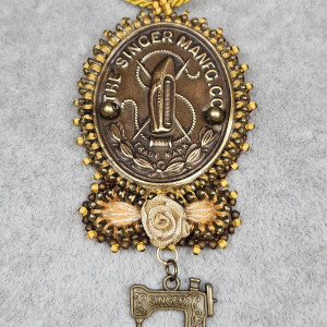 Naszyjnik z logo Singer