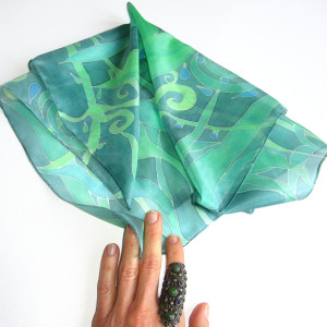 Wiosenna Zielona apaszka jedwabna ręcznie malowana