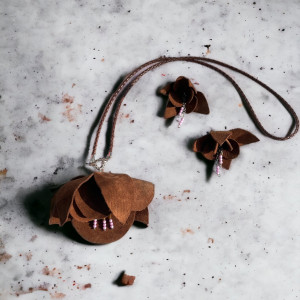 Zestaw wisiorek i kolczyki ze skóry