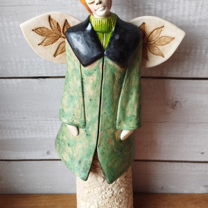 Anioł w płaszczyku z rudymi różkami