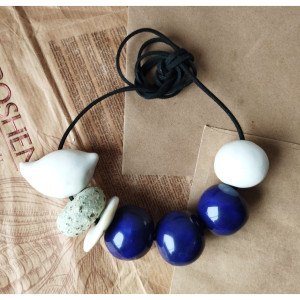 Korale biało-granatowe z ptaszkiem