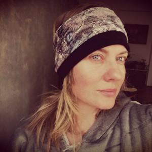 Opaska  w szarosciach  koronkowa